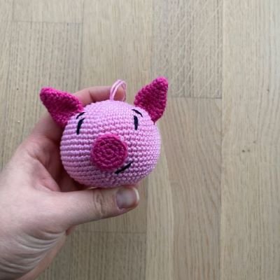 Blog-Inhaltsbild für 'Häkelanleitung Silvesterdeko Schweinchenkugel'